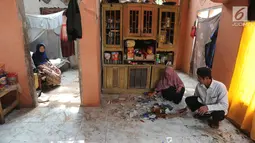 Warga membersihkan pecahan piring di rumahnya setelah gempa mengguncang Mandalawangi, Pandeglang, Banten, Sabtu (3/8/2019).  Gempa Banten berkekuatan 6,9 magnitudo mengakibatkan lebih dari 200 rumah mengalami kerusakan. (merdeka.com/Arie Basuki)
