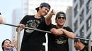 Pemain Los Angeles Dodgers, Shohei Ohtani (kiri) dan Yoshinobu Yamamoto berbincang saat parade kemenangan 2025 World Series Championship di Los Angeles, California, Senin (03/11/2025) waktu setempat. (AP Photo/Jae C. Hong)