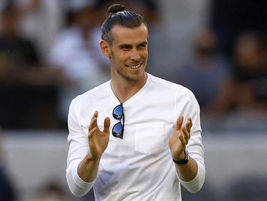 Padatnya jadwal kompetisi di liga top Eropa kadang kala membuat para pemain menjadi jenuh dengan rutinitas tersebut. Beberapa pesepak bola banyak yang memanfaatkan waktu senggang mereka saat kompetisi memasuki masa rehat dngan melakukan kegiatan-kegiatan untuk tetap menjaga kebugaran fisik mereka. Salah satunya adalah dengan berakitifitas menggeluti cabang olah raga (cabor) lain. Bahkan ada beberapa pemain yang memang piawai saat memainkan cabor lain dan bisa saja akan total menggelutinya setelah memutuskan pensiun dari sepak bola. Seperti lima pesepak bola berikut ini. (AFP/Getty Images/Ronald Martinez)