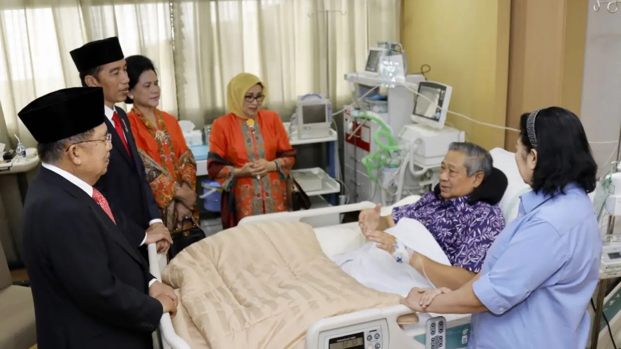 Presiden Jokowi bersama Wakil Presiden JK menjenguk Ketua Umum Partai Demokrat SBY di RSPAD, Jakarta Pusat. (Anung Anandito)