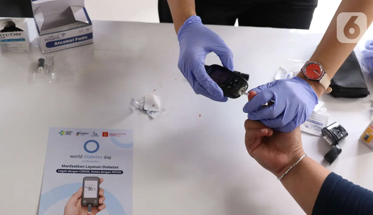 Penumpang mengecek gula darah gratis di Stasiun Tanah Abang, Jakarta Pusat, Minggu (14/11/2021). Kegiatan yang diselenggarakan oleh Novo Nordisk Indonesia ini, berfokus pada penyakit diabetes untuk memperingati Hari Diabetes Sedunia yang jatuh tiap tanggal 14 November. (Liputan6.com/Angga Yuniar)