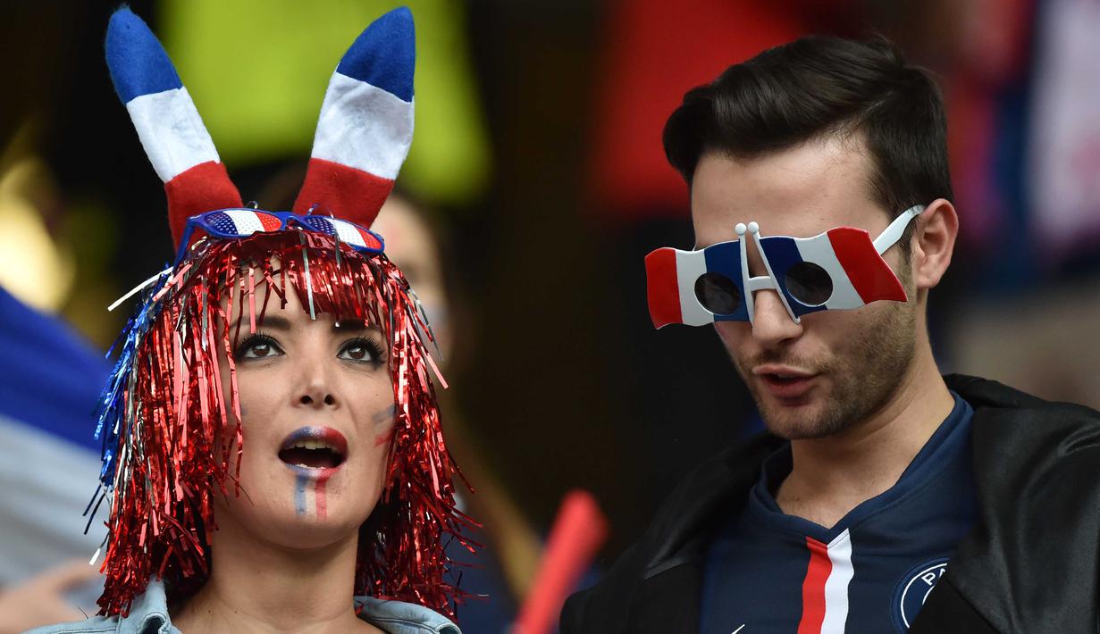 Suporter Prancis dengan gaya rambut unik tengah menanti laga grup A Euro 2016 antara Prancis vs Swiss di Stadion Pierre-Mauroy, Lille (20/6/2016) WIB. (AFP/Philippe Huguen)