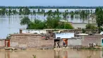 Orang-orang berdiri di rumah mereka yang terendam banjir setelah hujan lebat di distrik Nowshera, Provinsi Khyber-Pakhtunkhwa, Pakistan pada tanggal 16 April 2024. (Abdul MAJEED/AFP)