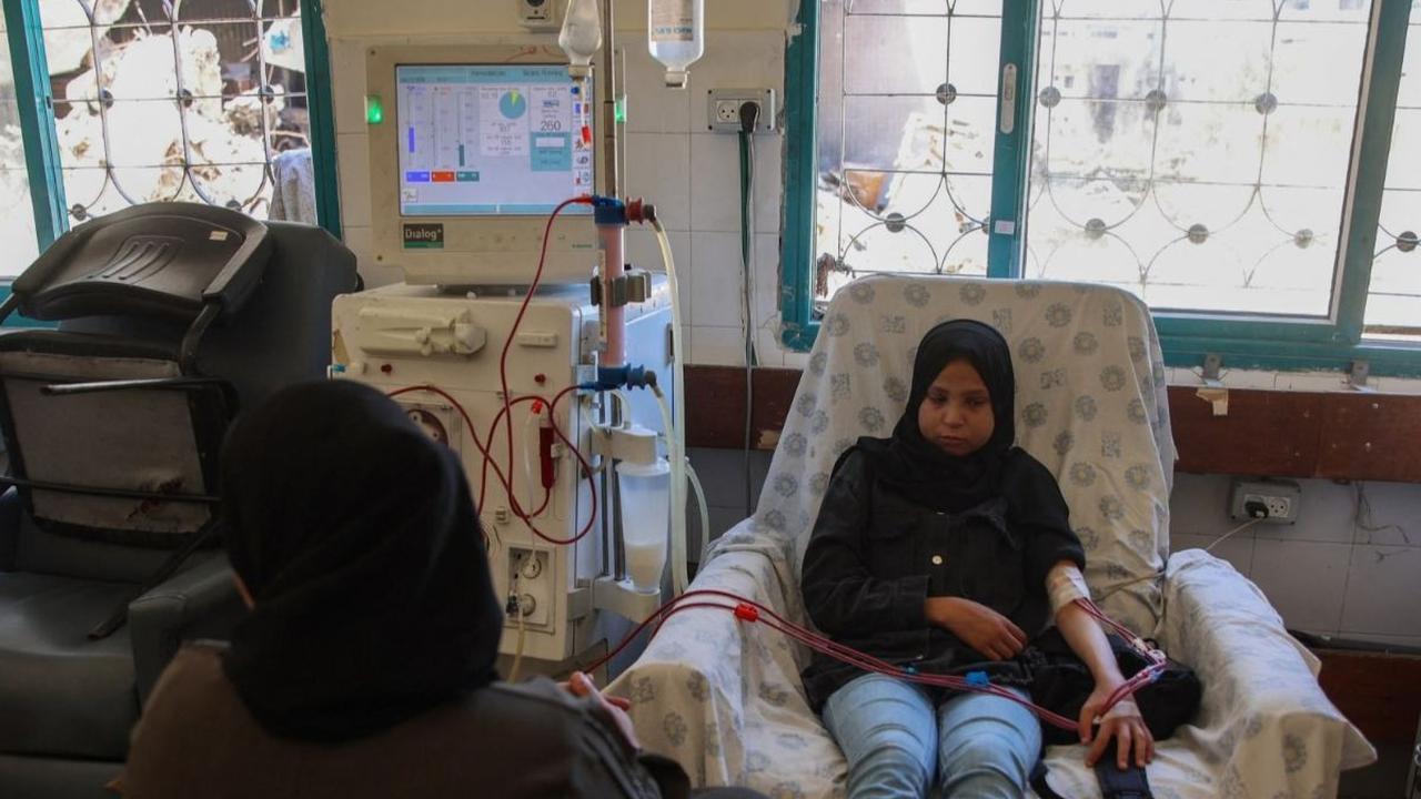 Setelah pasukan Israel melakukan penggerebekan di rumah sakit Al-Shifa pada bulan November dan Maret lalu, sejumlah potret keprihatinan terlihat saat sejumlah pasien tengah menjalani cuci darah. Foto: AFP / OMAR AL-QATTAA<br>