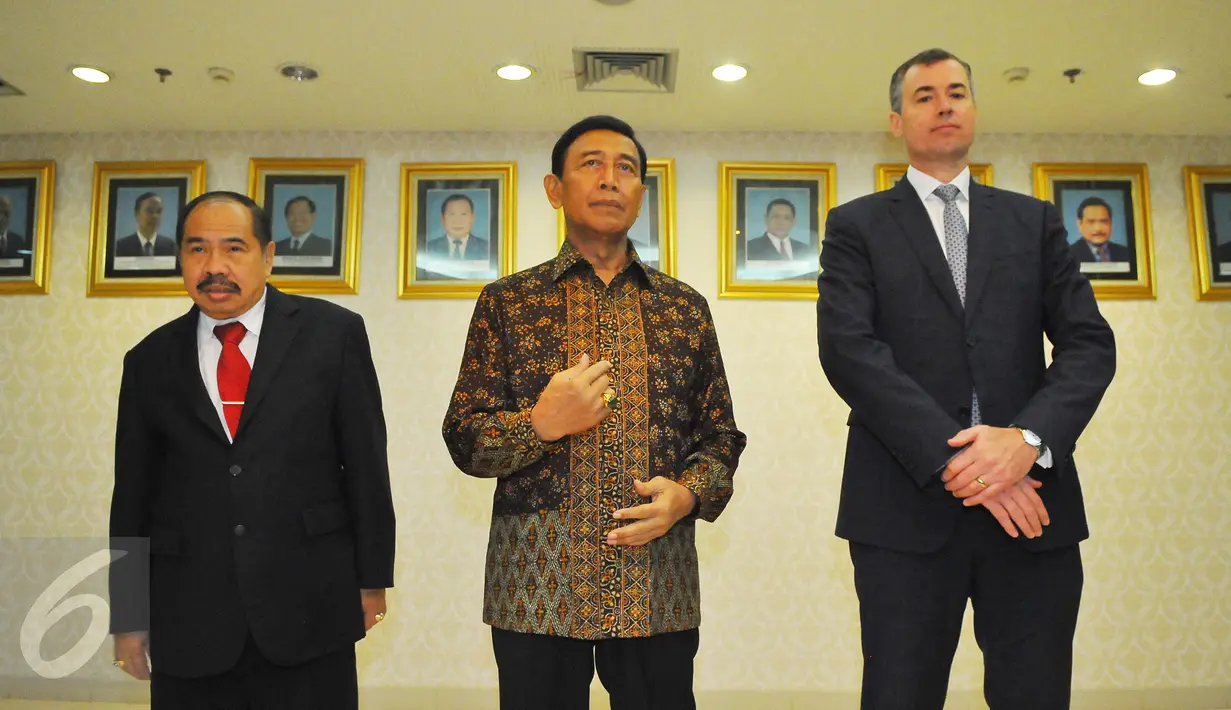 (ki-ka) Ketua PPATK Kiagus Ahmad Badaruddin, Menko Polhukam Wiranto dan Minister of Justice Australia Michael Keenan l saat penandatanganan kerja sama PPATK dan AUSTRAC di Jakarta, Rabu (1/2). (Liputan6.com/Angga Yuniar)
