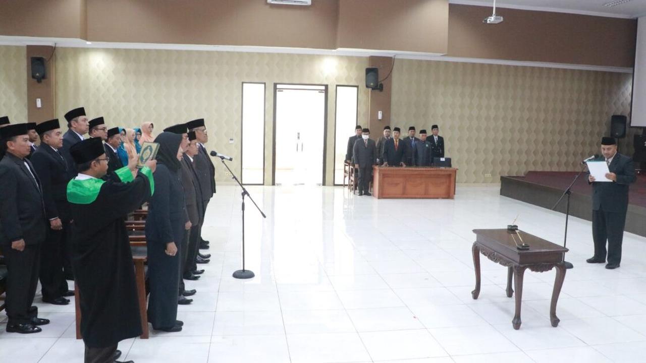 Proses pengambilan sumpah mutasi jabatan di lingkungan Pemkab Probolinggo (Istimewa)