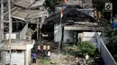 Petugas damkar melakukan pendinginan pasca terjadinya kebakaran di Stasiun Klender, Jakarta Timur, Jumat (19/5). Sembilan mobil pemadam kebakaran dikerahkan memadamkan api yang diduga berasal dari korsleting listrik tersebut. (Liputan6.com/Faizal Fanani)