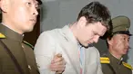 Mahasiswa University of Virginia, Otto Frederick Warmbier (tengah) saat digelandang oleh petugas keamanan Korea Utara di Pyongyang, (16/3). Ia didakwa karena sengaja mencuri pamflet berisi pesan propaganda pemerintah Korut di hotelnya. (REUTERS / Kyodo)