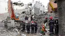 Petugas menggunakan alat berat untuk mencari korban yang terjebak di puing-puing gedung yang runtuh, Maroko, Minggu (13/7/14). (REUTERS/Macao)