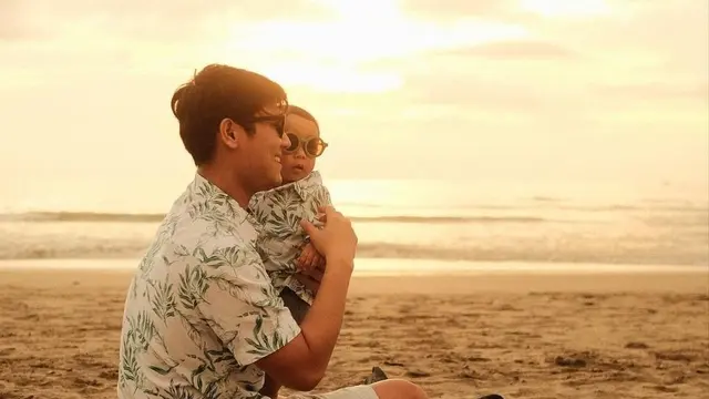 Rizky Billar dan Lesti sedang berlibur di pantai
