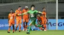 Hongg Soon-hak merayakan golnya ke gawang Borneo FC  pada lanjutan Liga 1 2017 di Stadion Pakansari, Bogor, Senin (17/4/2017). PS TNI dan Borneo FC bermain imbang 2-2. (Bola.com/Nicklas Hanoatubun)