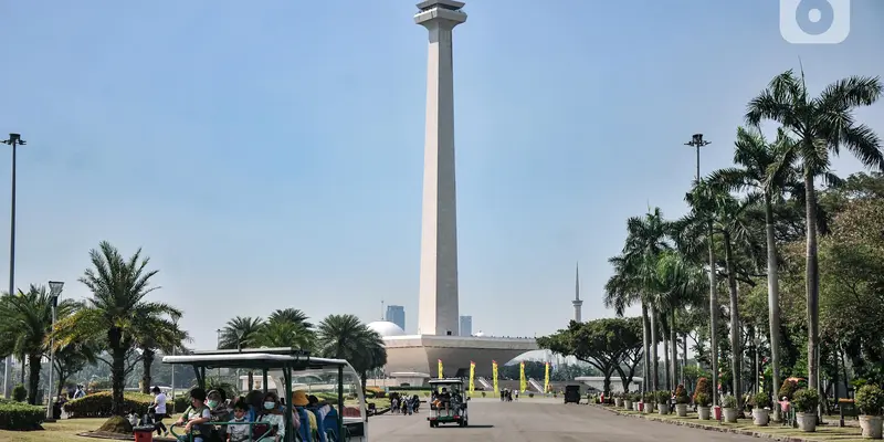 Mengisi Libur Sekolah di Tugu Monas