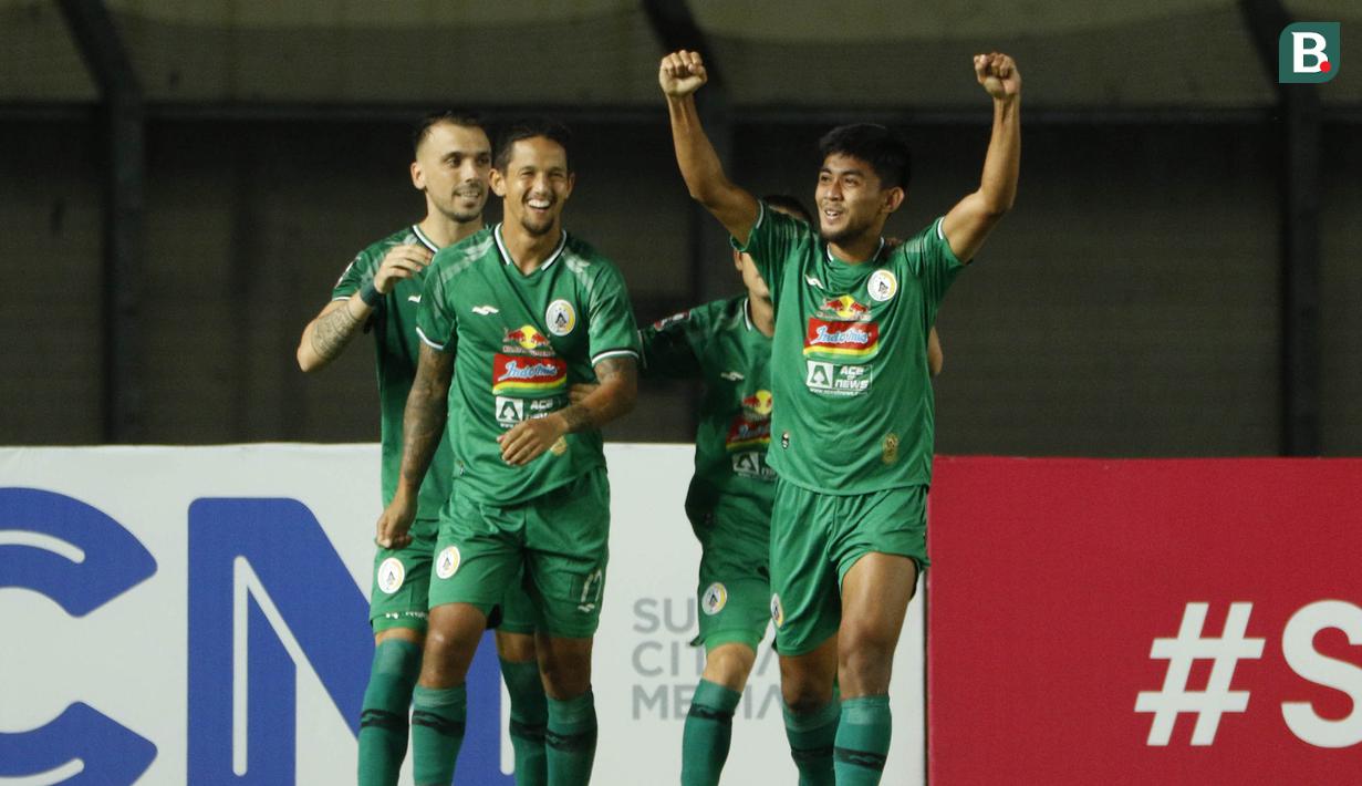 Selebrasi para pemain PS Sleman usai striker Irfan Bachdim menjebol gawang Persebaya Surabaya dari titik pinalti dalam laga Grup C Piala Menpora 2021 di Stadion Si Jalak Harupat, Bandung, Rabu (7/4/2021). PS Sleman menang 1-0 atas Persebaya. (Bola.com/Ikhwan Yanuar)
