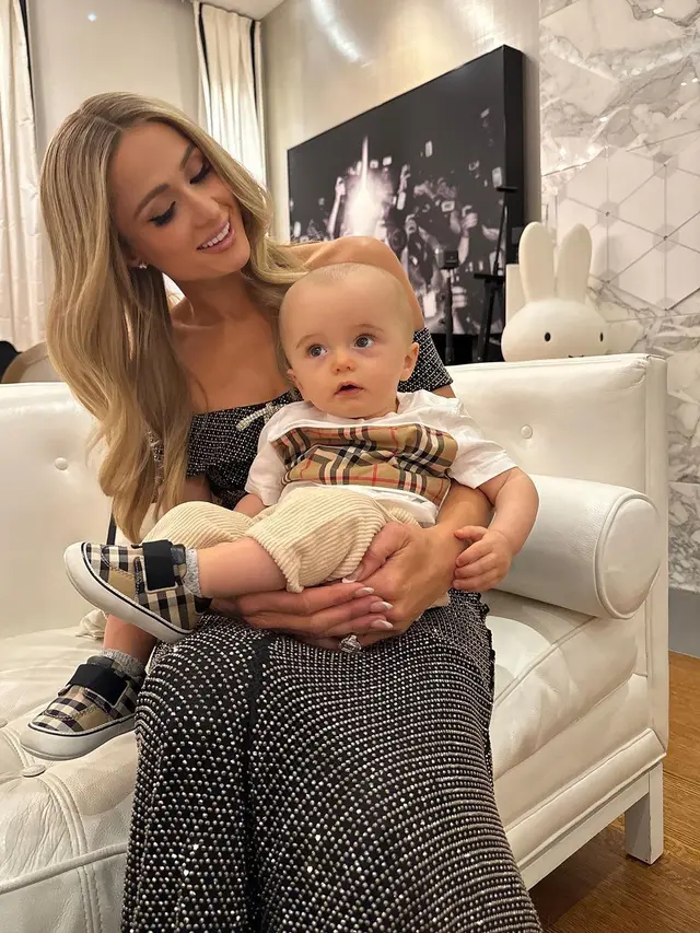 Paris Hilton Ngamuk Kepala Bayinya Dihina Haters, Sebut Anaknya Memang
