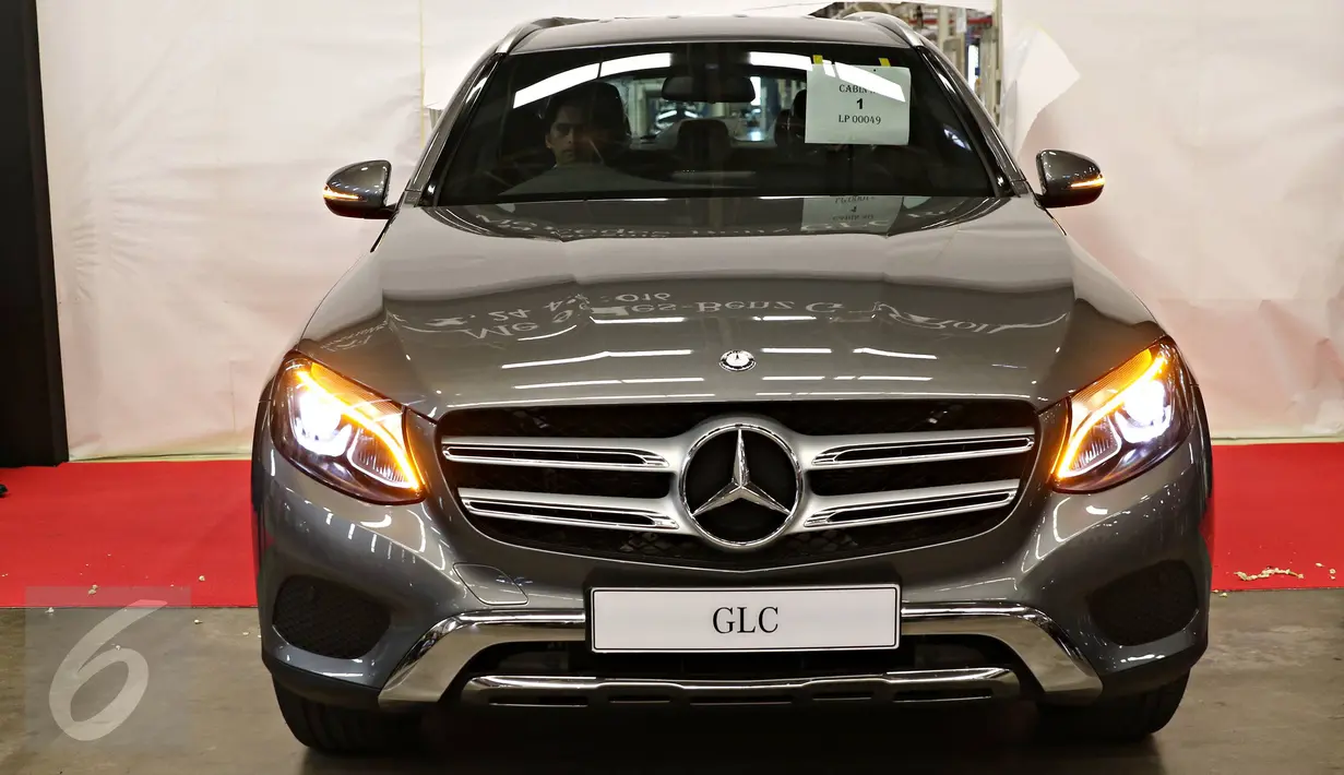 Mobil Mercedes-Benz GLC saat peluncurannya di Pabrik Wanaherang, Bogor, Jawa Barat,  (24/5). Mercedes-Benz mengumumkan dimulainya produksi lokal kendaraan premium model SUV bergaya sporty dan modern Mercedes-Benz GLC. (Liputan6.com/Immanuel Antonius)