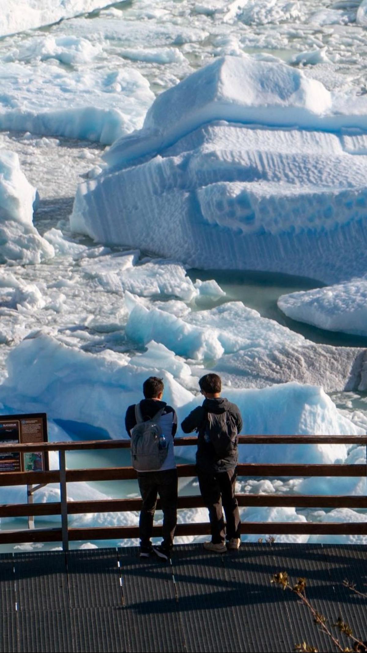 Dengan keindahan alam yang memukau, Taman Nasional Los Glaciares terus menarik minat wisatawan dari berbagai belahan dunia, menjadikannya salah satu destinasi wisata alam terkemuka di Argentina. Foto: Walter Diaz / AFP