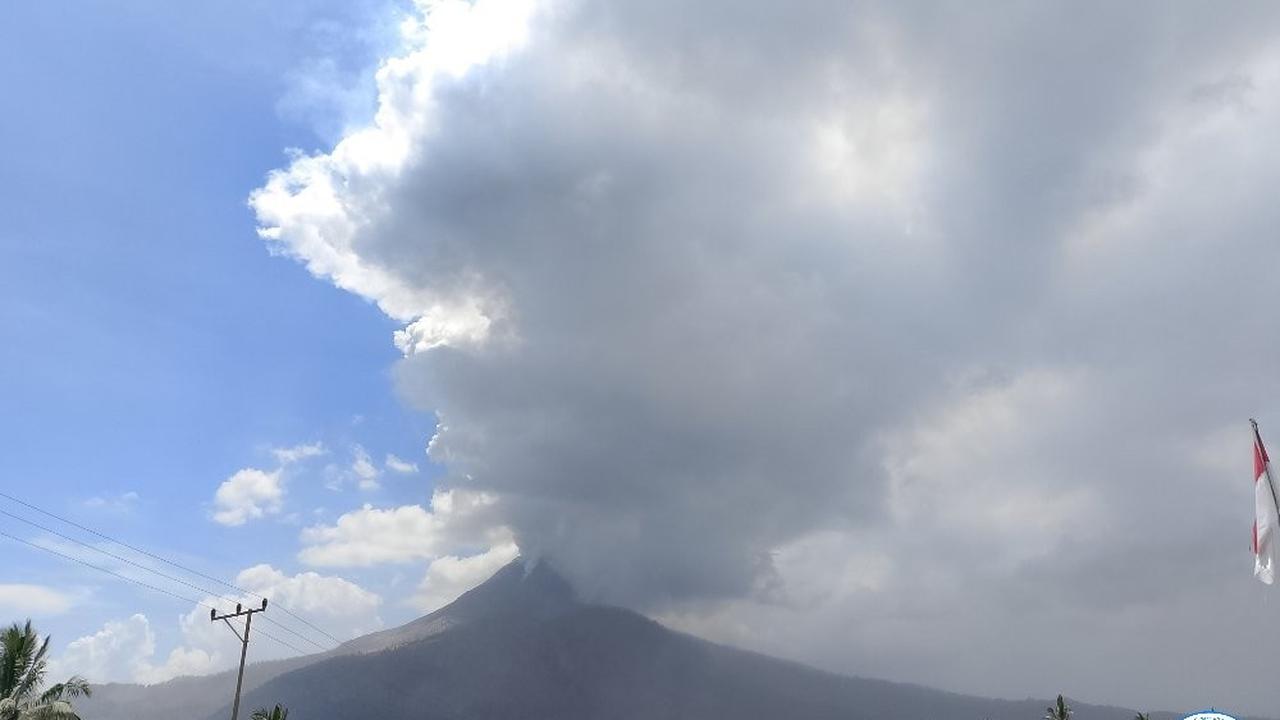 Gunung Lewotobi Laki-Laki meletus dahsyat