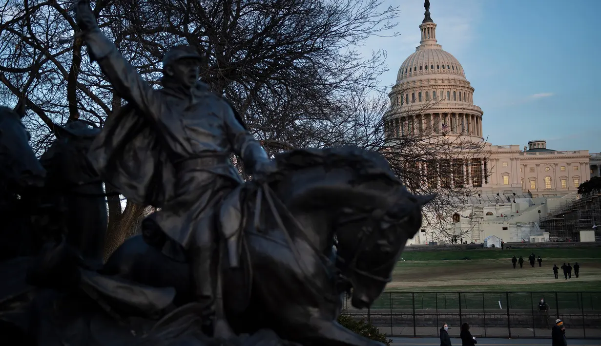 Pagar pengendali kerumunan mengelilingi Capitol Hill sehari setelah massa pro-Trump menerobos masuk ke Gedung Capitol di Washington, DC. Kamis (7/1/2021). Peristiwa penyerbuan di gedung Capitol Hill AS dilakukan oleh massa pendukung Donald Trump pada 6 Januari. (Brendan Smialowski/AFP)