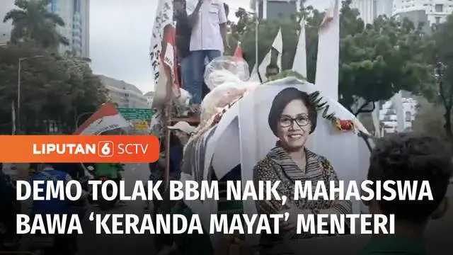 Puluhan mahasiswa yang tergabung dalam BEM Nusantara menggelar aksi unjuk rasa sambil membawa keranda mayat yang berisi poster wajah sejumlah menteri seperti Sri Mulyani, Erick Thohir, dan Zulhas. Aksi ini sebagai bentuk penolakan rencana kenaikan ha...