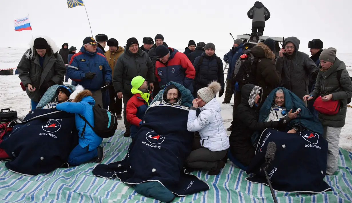 Kosmonot Rusia Alexander Misurkin (tengah) beserta astronot NASA Mark Vande Hei (kanan) dan Joe Acaba (kiri) beristirahat setelah mendarat di Kazakh, Zhezkazgan, Kazakhstan, Rabu (28/2). (Foto Alexander Nemenov/Pool Photo via AP)
