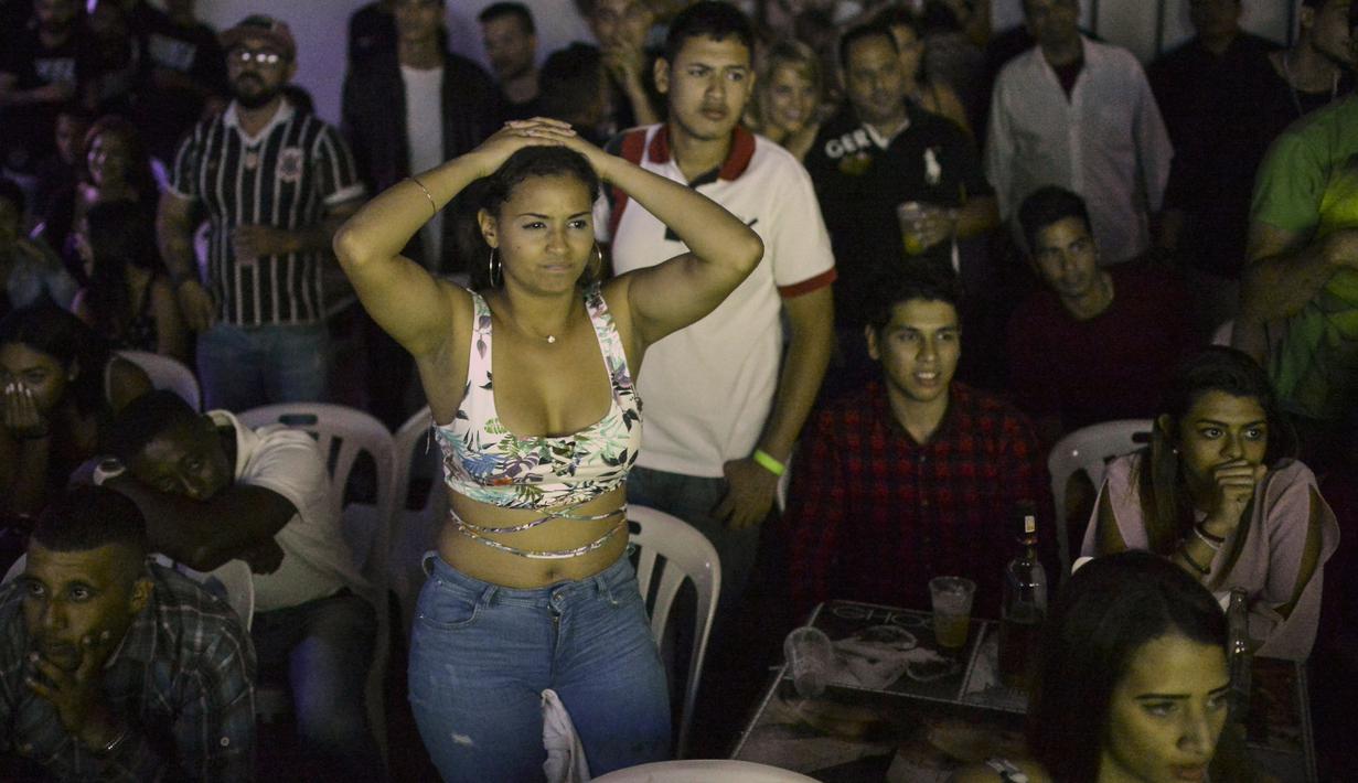 Seorang fans memegang kepalanya tanda kecewa setelah timnya gagal meraih trofi Piala Dunia U-20 di Caracas, Venezuela, (11/6/2017). (AFP/Luis Robayo)