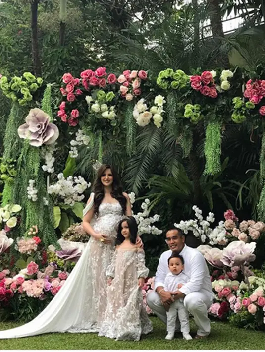 Dengan menggunakan gaun warna biru agak menerawang, Nia tampil begitu cantik. Tiga foto dibagikan. Selain memuji kecantikannya, netizen banyak yang mendoakan proses kelahirannya berjalan lancar.(Instagram/ramadhaniabakrie)