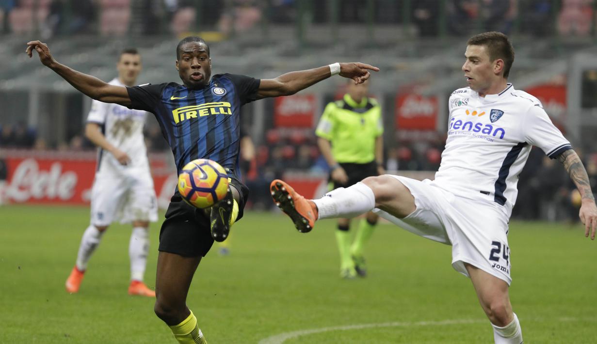 Pemain Inter Milan, Geoffrey Kondogbia (kiri) berebut bola dengan pemain Empoli, Uros Cosic pada lanjutan Serie A Italia di  Giuseppe Meazza stadium, Milan, (12/2/2017).  Inter Milan menang 2-0. (AP/Luca Bruno)
