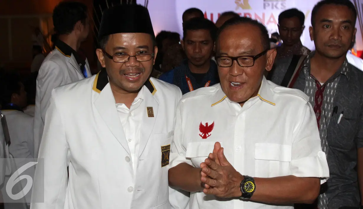 Ketua Umum Golkar versi Munas Bali Aburizal Bakrie (kanan) tiba menghadiri Mukernas ke-IV PKS di Depok, Selasa (3/11). PKS menggelar Musyawarah Kerja nasional (Mukernas) ke-4 yang beragendakan pembahasan 70 program pelayanan. (Liputan6.com/Yoppy Renato)