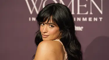 Penyanyi AS Camila Cabello tiba di acara gala tahunan Women in Entertainment dari The Hollywood Reporter di Beverly Hills, California, pada 7 Desember 2023. (AP Photo/Chris Pizzello)