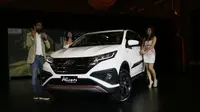 Gandhi Ahimsaputra, Product Konwledge Head, Product Planning Division, PT Toyota Astra Motor (TAM) menjelaskan produk Toyota All New Rush