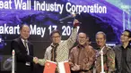 Menkominfo Rudiantara (kedua kiri) usai menyaksikan penandatanganan kerjasama pembangunan Satelit PALAPA-N1 di Jakarta, Rabu (17/5). Diharapkan penggunaan jasa satelit nasional bisa disiapkan perusahaan nasional. (Liputan6.com/Faizal Fanani)
