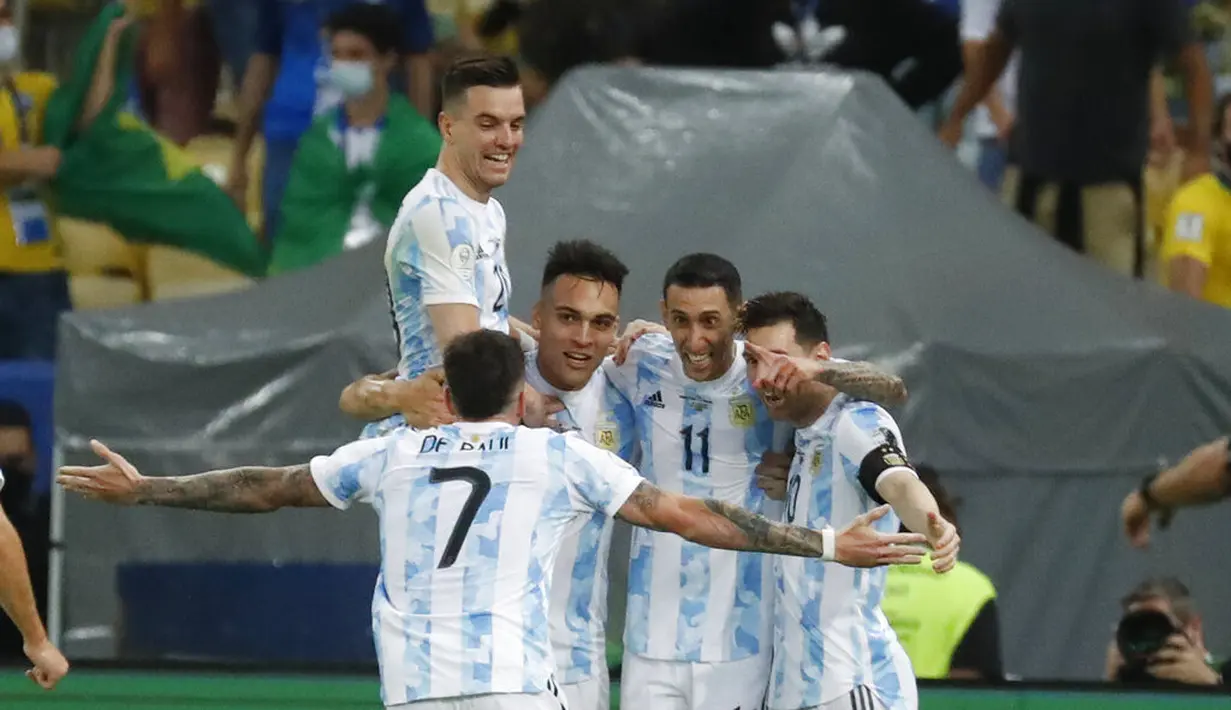 Gelandang ArgentinA, Angel Di Maria (11) berselebrasi usai mencetak gol ke gawang Brasil pada final Copa America 2021 di stadion Maracana, Brasil, Minggu (11/7/2021). Gol tunggal Angel Di Maria ini mengantar Argentina menang atas Brasil 1-0 dan menjadi Juara Copa America 2021. (AP Photo/Bruna Prado)