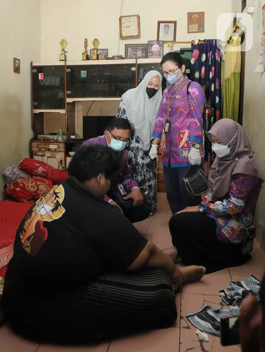 <p>Sebelumnya, Ahmad Juwanto hanya berbaring dan duduk dalam rumah. Dia tidak bisa beraktivitas seperti teman-temannya yang memiliki berat normal. (merdeka.com/Imam Buhori)</p>