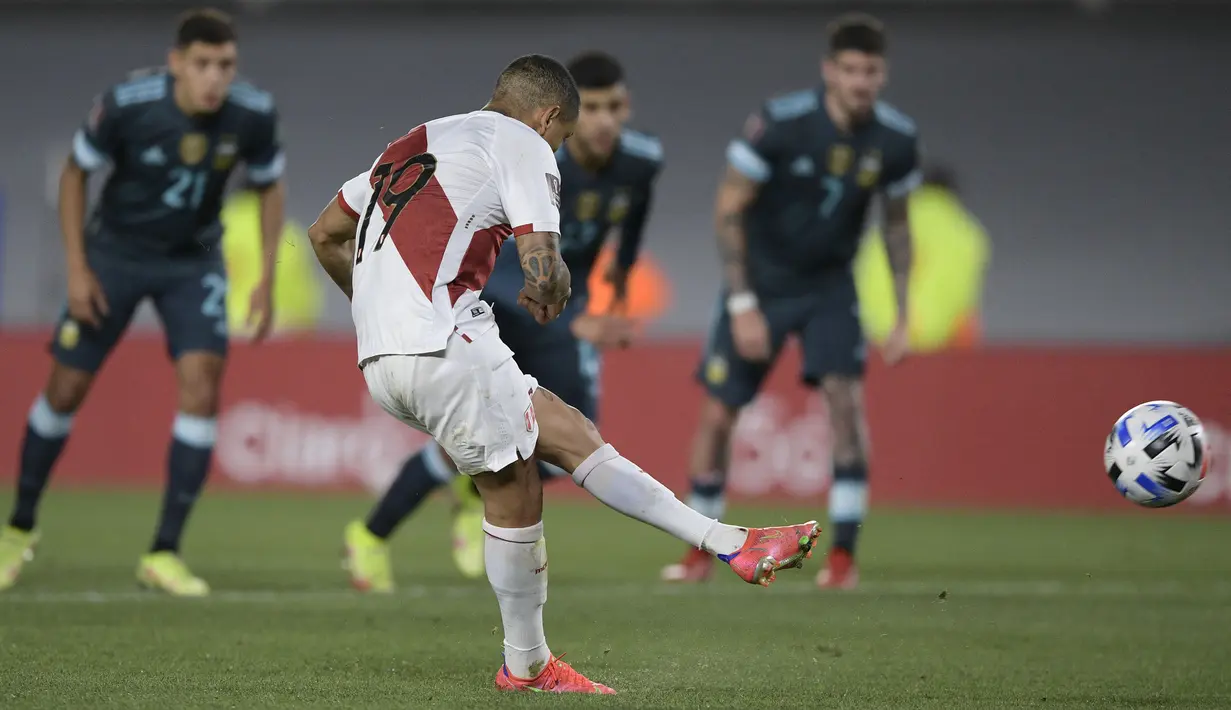 Peru mendapatkan peluang emas untuk menyamakan kedudukan di babak kedua. Kiper Argentina, Emilaino Martinez tampak menjatuhkan pemain Peru di kotak penalti pada menit ke-64. Sayangnya bola eksekusi Yoshimar Yotun malah membentur tiang gawanag. (AFP/Juan Mabromata)