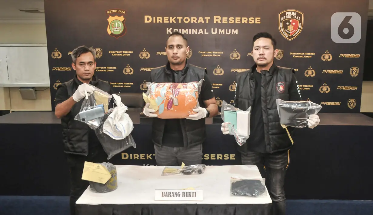 Kasubdit Resmob AKBP Titus Yudho Uly (tengah) didampingi penyidik menunjukkan barang bukti saat konferensi pers pembunuhan dan pencurian dengan kekerasan di Polda Metro Jaya, Jakarta, Selasa (30/5/2023). (merdeka.com/Iqbal S. Nugroho)