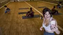 Lara Atella memulai kelas yoga online di Hot Yoga Capitol Hill, H Street, Washington, Amerika Serikat, Rabu (18/3/2020). Mereka menawarkan satu hingga tiga kelas yoga online gratis sehari selama karantina virus corona COVID-19. (AP Photo/Andrew Harnik)