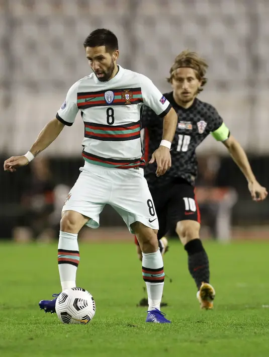 Gelandang Portugal, Joao Moutinho mengontrol bola dari kawalan Kroasia, Luka Modric pada pertandingan UEFA Nations League di stadion Poljud di Split, Kroasia, Selasa (17/11/2020). Portugal menang tipis atas Kroasia 3-2. (AP Photo / Darko Bandic)