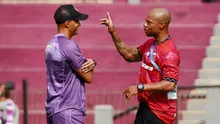 Hilton Moreira ngobrol dengan Vitor Tinoco, asisten pelatih Persik asal Brasil, sebelum laga kedua tim di Stadion Brawijaya, Kediri. (Bola.com/Gatot Sumitro)