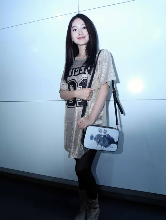 "Gimana ya, lawan main aku banyak sih di sini. Jadi ya, nggak tahu deh. Lagian juga kayaknya sih, untuk saat ini aku lagi fokus sama karier dulu, dan aku belum mau buru-buru banget buat pacaran," ujar Natasha. (Nurwahyunan/Bintang.com)