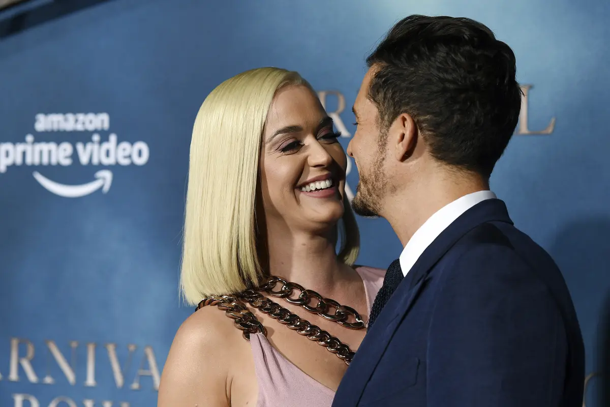 Katy Perry Pamer Ciuman dengan Orlando Bloom di Pemutaran Carnival Row