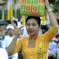 Sejumlah umat Hindu Bali bersiap untuk sembahyang Hari Raya Galungan di Pura Jagat Natha di Denpasar, Bali (1/11). Galungan dimaknai sebagai hari kemenangan Dharma (Kebaikan) melawan Adharma (Keburukan). (AFP Photo/Sonny Tumbelaka)