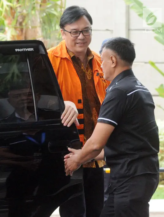 Direktur Operasional Lippo Group Billy Sindoro (kiri) tiba di Gedung KPK, Jakarta, Senin (6/11). Billy diduga menyuap Bupati Bekasi Neneng Hasanah Yasin terkait pengurusan perizinan proyek pembangunan Meikarta. (Merdeka.com/Dwi Narwoko)