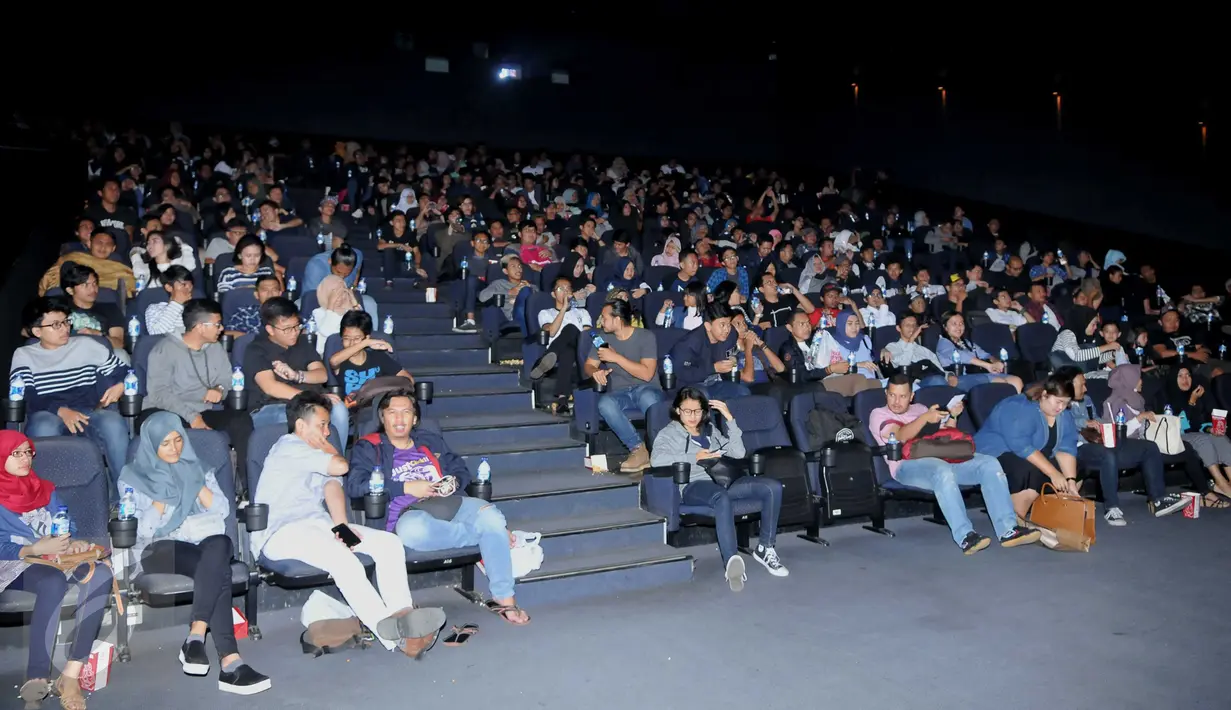 Suasana nonton bareng Cinemaholic dan Panasonic Viera di CGV Blitz, Bandung, Minggu (7/8). Cinemaholic dan Panasonic Viera gelar nonton bareng Rebel's Team. (Liputan6.com/Gempu M Surya)