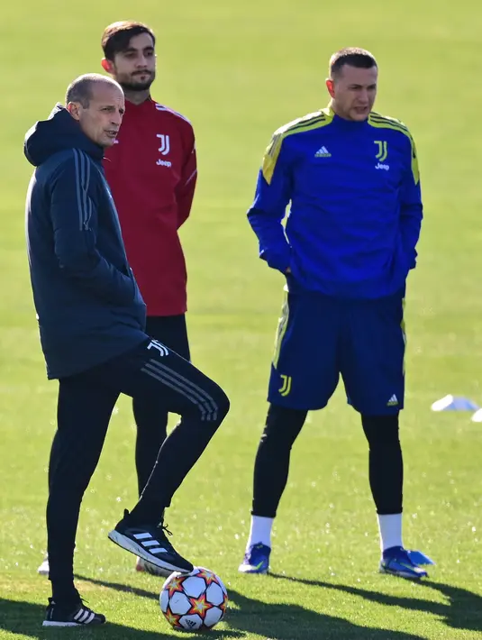 (Dari kiri) Pelatih Juventus Massimiliano Allegri, Kiper Mattia Perin dan penyerang Federico Bernardeschi menghadiri sesi latihan di tempat latihan Continassa di Turin, Italia (7/12/2021). Juventus akan bertanding melawan Malmo pada Grup H Liga Champions di Allianz Stadium. (AFP/Marco Bertorello)