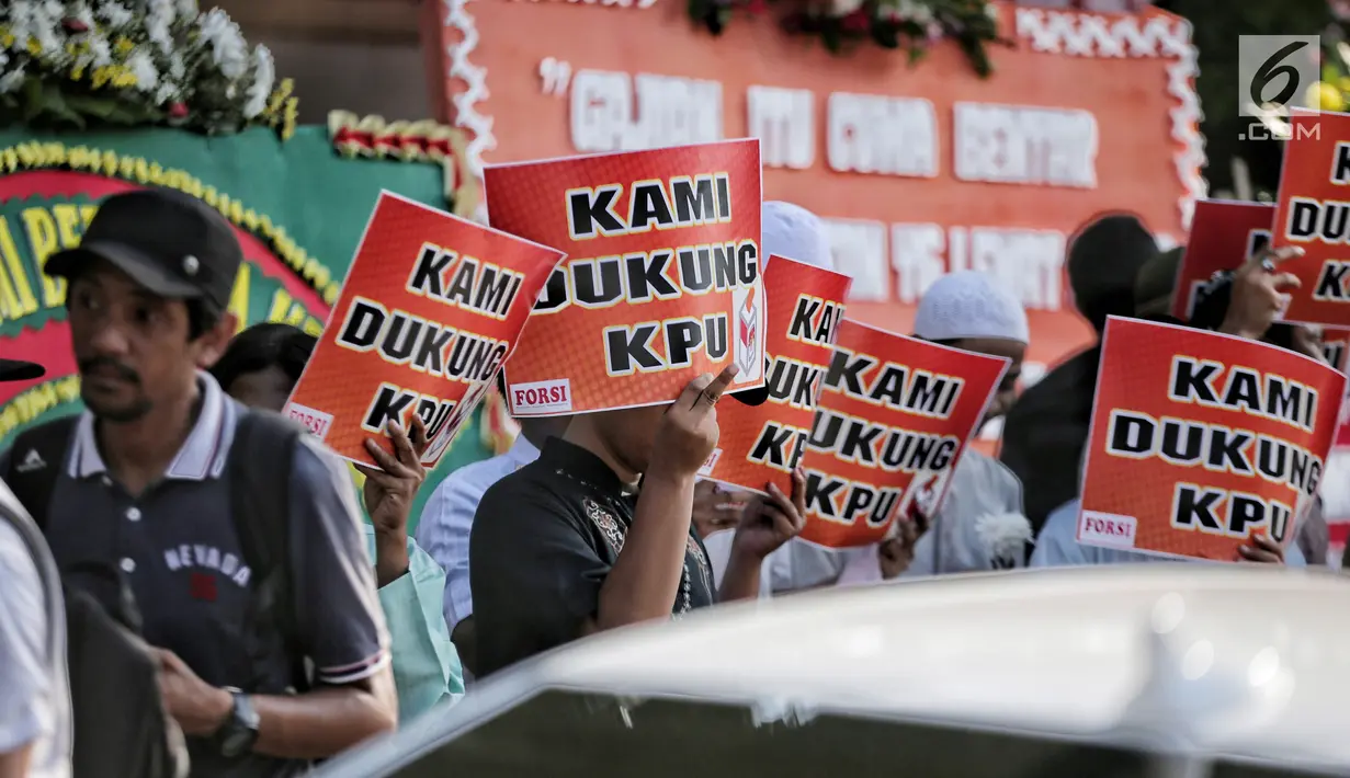 Massa yang tergabung dalam Forum Santri Indonesia menggelar aksi di depan Gedung KPU RI, Jakarta, Senin (6/5/2019). Mereka mendukung KPU RI menyelesaikan penghitungan suara hasil Pemilu 2019. (Liputan6.com/Faizal Fanani)