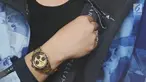 Jam tangan yang dikenakan penyanyi Syahrini saat bersaksi pada persidangan kasus First Travel di Pengadilan Negeri Depok, Senin (2/4). Jam tangan Rolex seri Oyster Cosmograph Paul Newman itu harganya mencapai Rp10-20 miliar. (Liputan6.com/Herman Zakharia)