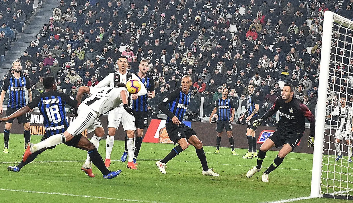 Striker Juventus, Mario Mandzukic, mencetak gol ke gawang Inter Milan pada laga Serie A di Stadion Allianz, Turin, Jumat (7/12). Juventus menang 1-0 atas Inter Milan. (AP/Andrea Di Marco)