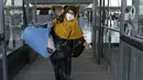 Keluarga dievakuasi dari Kabul, Afghanistan, berjalan melalui terminal sebelum naik bus setelah mereka tiba di Bandara Internasional Washington Dulles, di Chantilly, Va, Rabu (25/8/2021). (AP Photo/Jose Luis Magana)