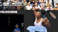 Serena Williams tidak menemui kendala berarti pada babak pertama Australia Open 2020. Petenis Amerika Serikat itu menang mudah 6-0 6-3 atas lawannya Anastasia Potopova, Senin (20/1/2020). (William WEST / AFP)