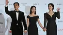 Aktor Korea Selatan Yoo Ah In (kiri) dengan aktris Kim Shin Rok (tengah) dan Kim Hyun Joo (kanan) berpose di karpet merah upacara pembukaan Festival Film Internasional Busan (BIFF) ke-26 di Bioskop Busan Center, Busan, 6 Oktober 2021. (Jung Yeon Je/AFP)